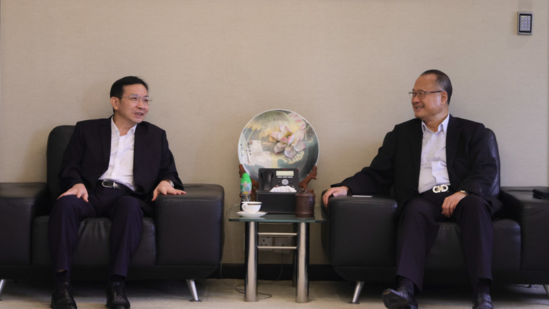 Dr. Jonathan Choi holds a discussion with Jiangxi Province Party Standing Committee Member and United Front Work Department Minister Huang Xizhong.