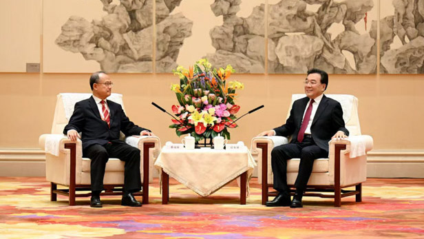 Jiangsu Provincial Party Secretary Xin Changxing Meets with Dr. Jonathan Choi.