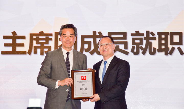 Leung Chun-ying, Vice Chairman of the National Committee of the CPPCC, presented the plaque to Jonathan Choi. Leung Chun-ying, Vice Chairman of the National Committee of the CPPCC, presented the plaque to Jonathan Choi.