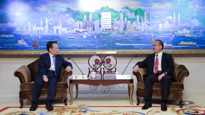联盟主席蔡冠深在港与深圳市委书记靳磊座谈