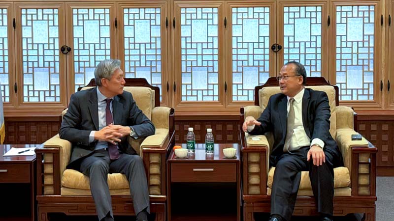 Dr. Jonathan Choi held talks with South Korean Ambassador to China Noh Kyu-duk.