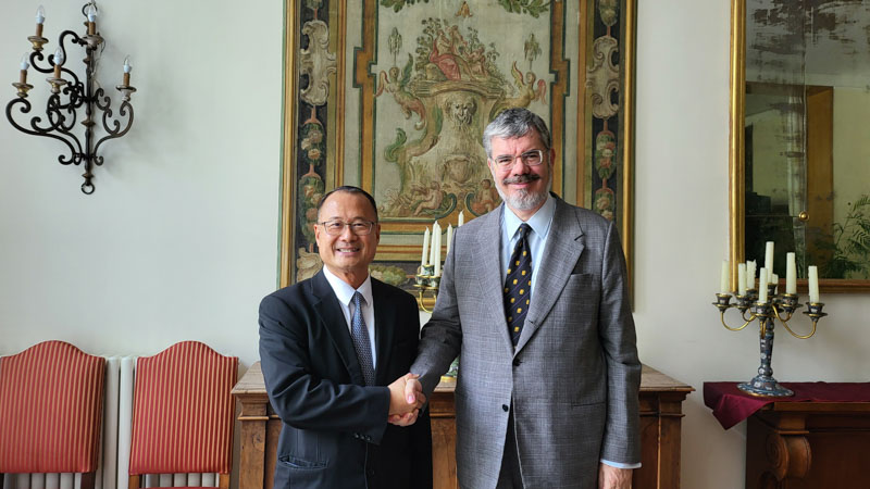 Dr. Jonathan Choi has a conversation with the new Italian Ambassador to China.