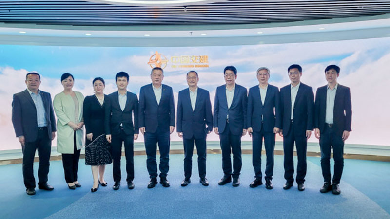 Dr. Jonathan Choi talks with Wang Tongzhou, Party Secretary and Chairman of CCCC in Beijing.