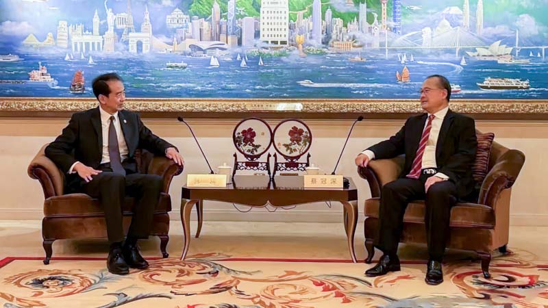 Dr. Jonathan Choi met with Chinese Ambassador to Vietnam He Wei for discussions.