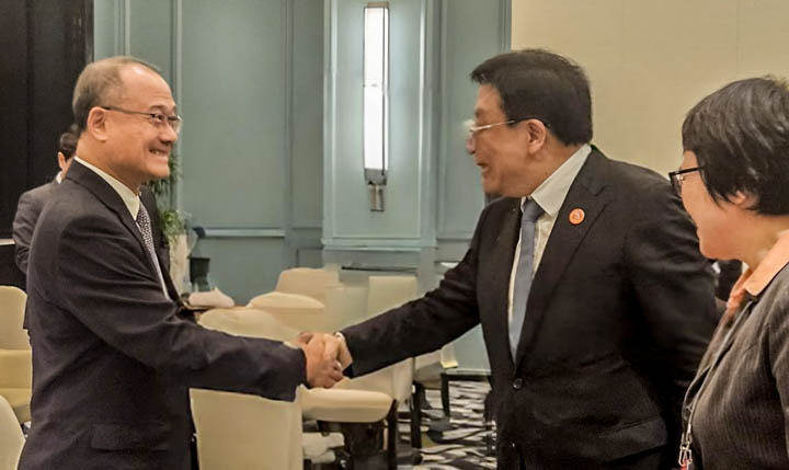 Feng Fei, Secretary of the Hainan Provincial Party Committee, meets with Jonathan Choi.
