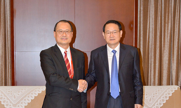 Yi Lianhong, Vice Chairperson of the Financial and Economic Committee of the National People's Congress and former Secretary of the Zhejiang Provincial Committee of the Communist Party of China.