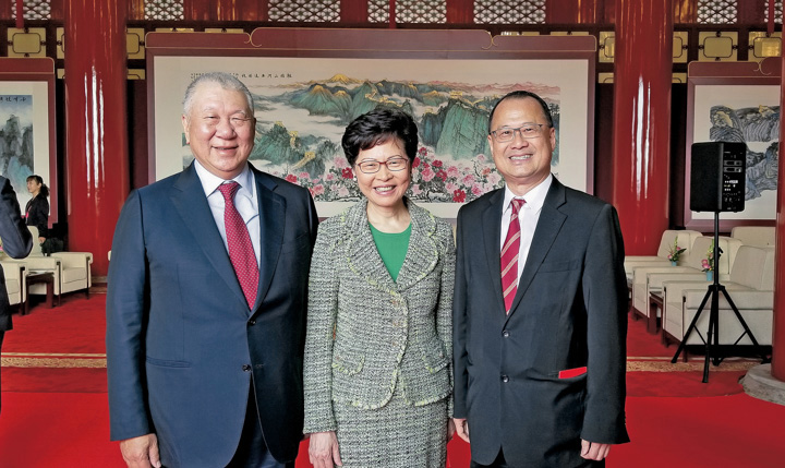 蔡冠深与全国政协副主席何厚铧(左一)、时任香港特首林郑月娥在天安门参加建国七十周年大庆
