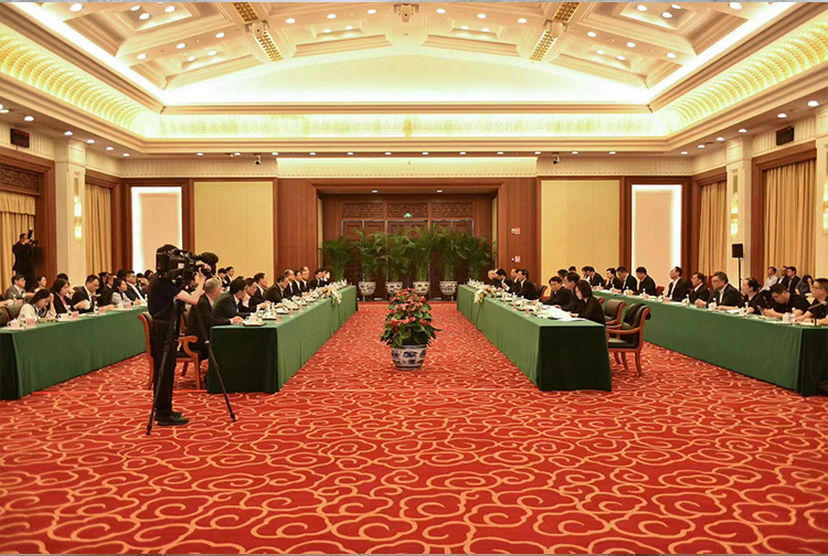 云南省长王予波、省政协主席刘晓凯与粤港澳大湾区工商界代表团座谈
