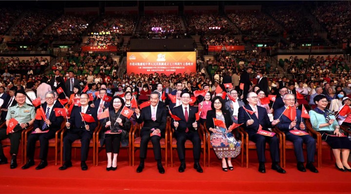 香港各界同胞庆祝国庆七十四周年文艺晚会盛大举行    联盟主席、筹委会执行主席蔡冠深主持仪式    赞主题突出“共融”