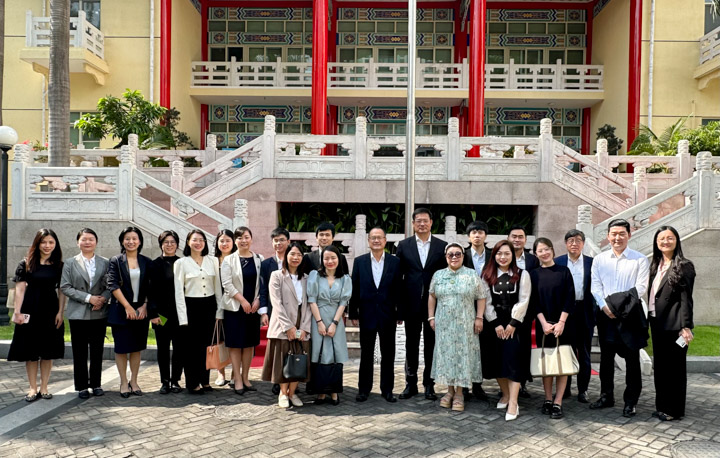 中国驻胡志明市总领事魏华祥会见联盟主席蔡冠深并座谈