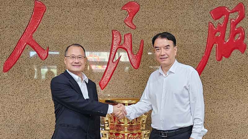 Urumqi Mayor Yahefu Paidula Meets Dr. Jonathan Choi.