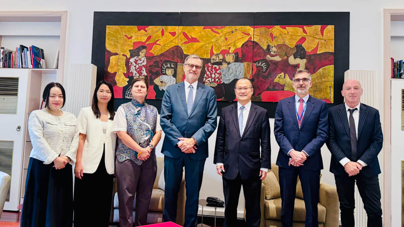 Dr. Jonathan Choi Meets with French Ambassador to Vietnam, Promoting Cooperation in Humanities and Education.