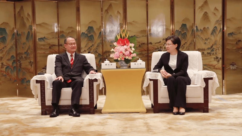 Dr. Jonathan Choi meets with the Standing Committee of Jiangsu Provincial Party Committee，Nanjing Municipal Party Secretary.