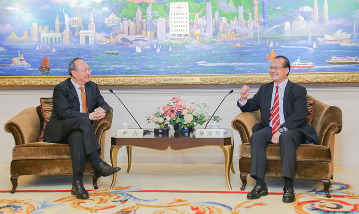 Yin Li, Secretary of the Beijing Municipal Party Committee, meets with Jonathan Choi.