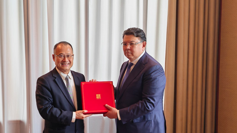 Kazakhstan Deputy Prime Minister Meets Dr. Jonathan Choi in Shenzhen.