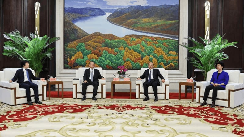 Party Committee Secretary and Governor of Heilongjiang meet with Dr. Jonathan Choi.