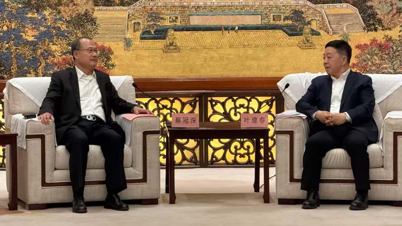 Governor Ye Jianchun of Jiangxi Province meets with Dr. Jonathan Choi.