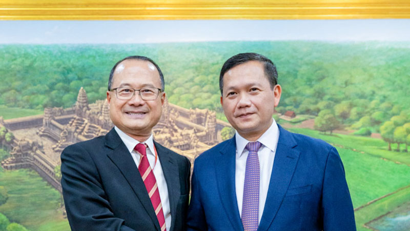 Cambodian Prime Minister meets with a large delegation led by Dr. Jonathan Choi, attended by the Deputy Prime Minister and 11 ministers.