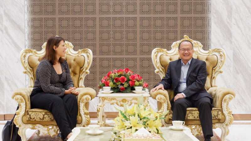 Dr. Jonathan Choi meets with the British Consul General in Ho Chi Minh.