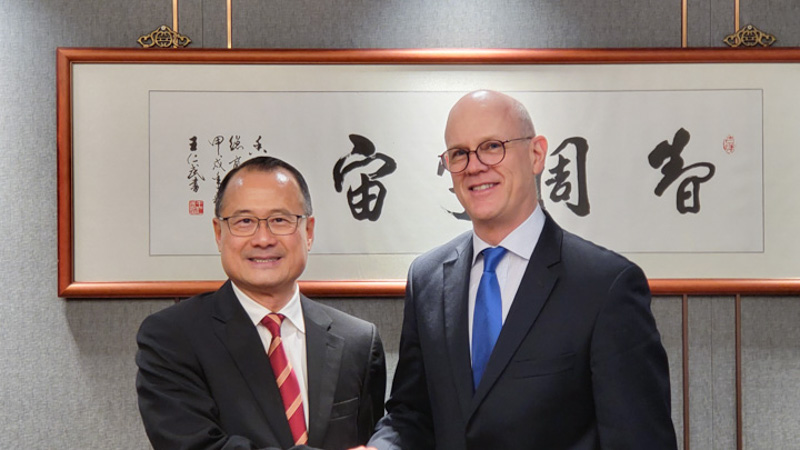 Dr. Jonathan Choi meets with the Consul General of Switzerland in Hong Kong.