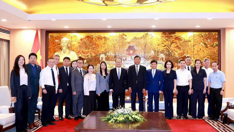 Dr. Jonathan Choi Leads Delegation to Visit the People's Committee of Hanoi, Focusing on Innovation and Development Opportunities.