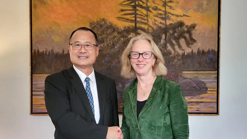 Dr. Jonathan Choi had a discussion with Canadian Ambassador to China, Ms. Jennifer May.