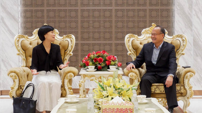 Dr. Jonathan Choi talks with Consul General of Vietnam in HK and Macao.