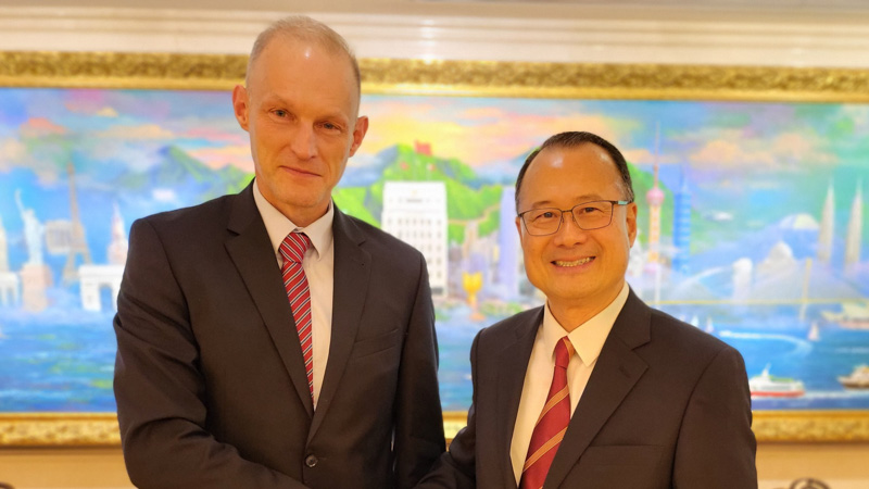 Dr. Jonathan Choi meets with the Ambassadors of Finland and Poland in HK.