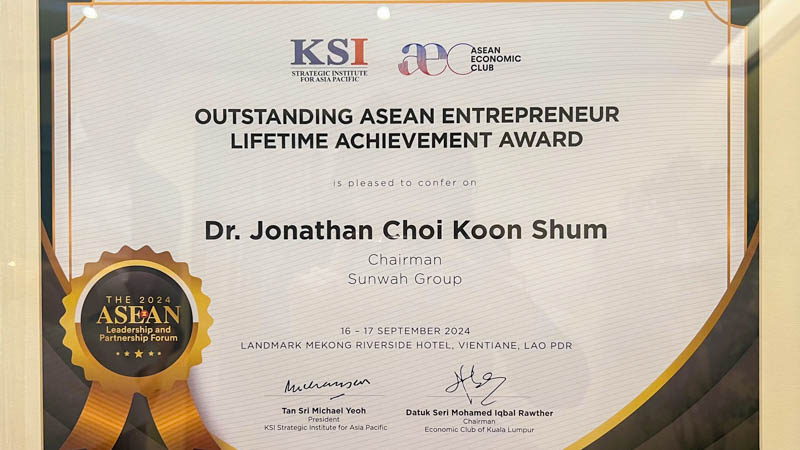 Dr. Jonathan Choi is awarded the "Outstanding ASEAN Entrepreneur Lifetime Achievement Award".
