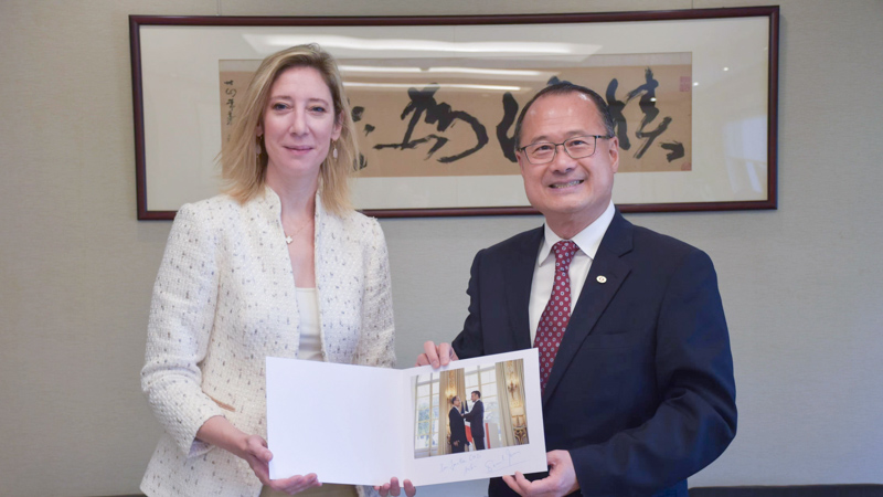 Dr. Jonathan Choi meets with the Consul General of France in HK.