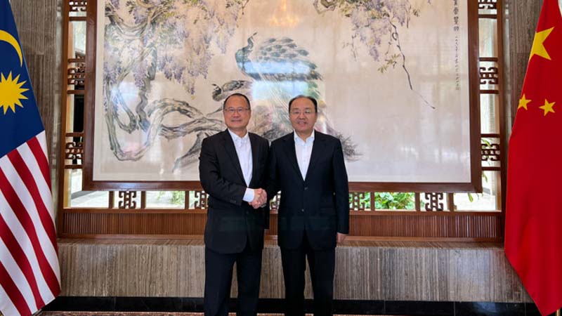 Dr. Jonathan Choi meets with Chinese Ambassador to Malaysia in Kuala Lumpur.