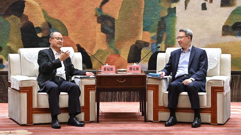 Wuhan Municipal Party Secretary meets with Dr. Jonathan Choi.
