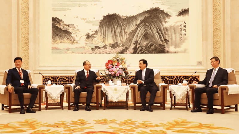 Party Committee Secretary and Governor of Jiangsu meet with Dr. Jonathan Choi.