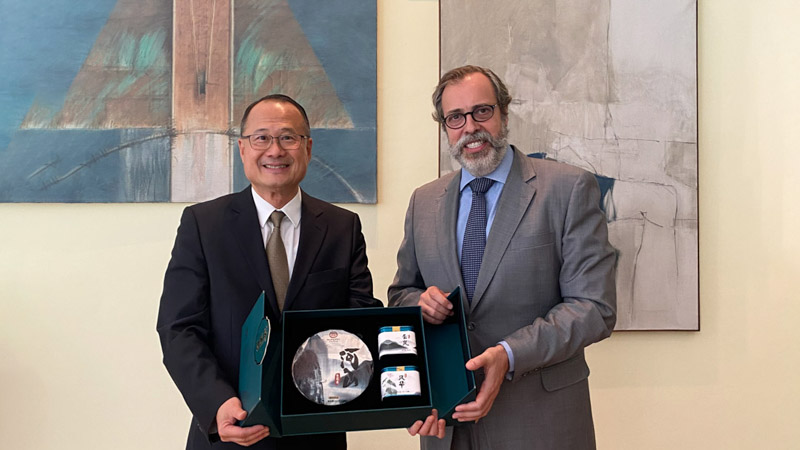 Portuguese Ambassador to China meets with Dr. Jonathan Choi.