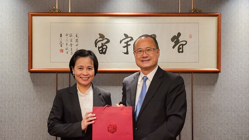 Dr. Jonathan Choi meets with the new Consul General of Vietnam in Hong Kong.