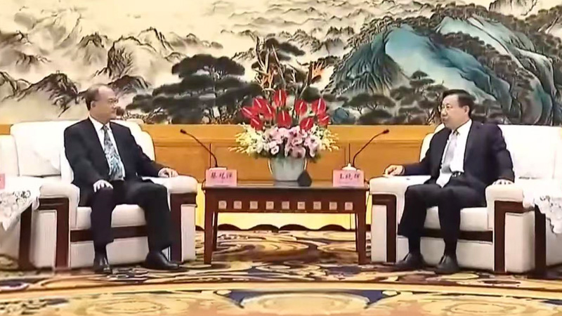 Wang Xiaohui, Secretary of the Sichuan Provincial Party Committee, and Governor Shi Xiaolin Meet with Dr. Jonathan Choi.