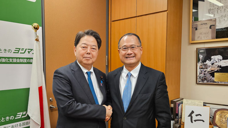 Dr. Jonathan Choi Visits Japan and Meets with Key Political and Business Leaders Chief Cabinet Secretary Hayashi Yoshimasa and Chinese Ambassador to Japan Wu Jianghao Hold Talks with Dr. Jonathan Choi. 