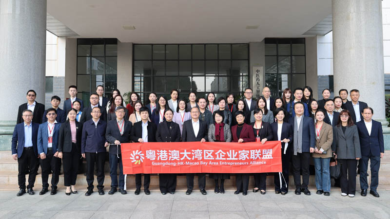 联盟主席蔡冠深一行到广西中医药学大学考察交流