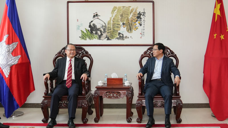 Dr. Jonathan Choi leads a delegation to visit Chinese Ambassador to Cambodia.