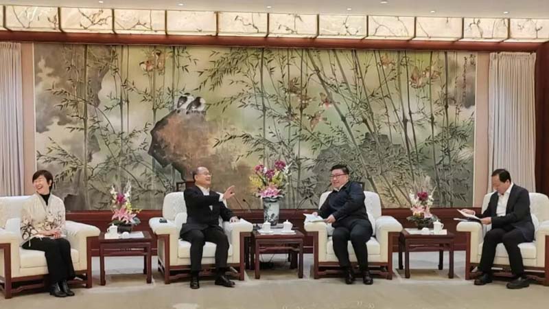 Shanghai Executive Vice Mayor Wu Wei Meets with Dr. Jonathan Choi.