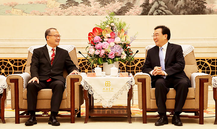 Xin Changxing, Secretary of the Jiangsu Provincial Party Committee, meets with Jonathan Choi.