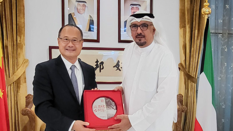 Kuwaiti Ambassador to China meets with Dr. Jonathan Choi.