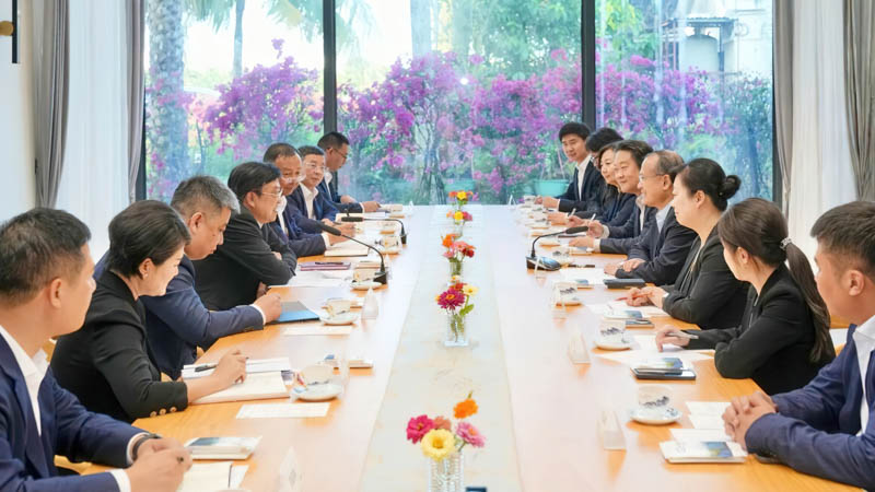 海南省委书记冯飞在琼海会见联盟主席蔡冠深