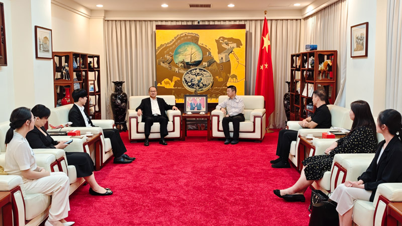 Dr. Jonathan Choi Holds Talks with Mr. Tang Li, Consul General of China in Ho Chi Minh City.