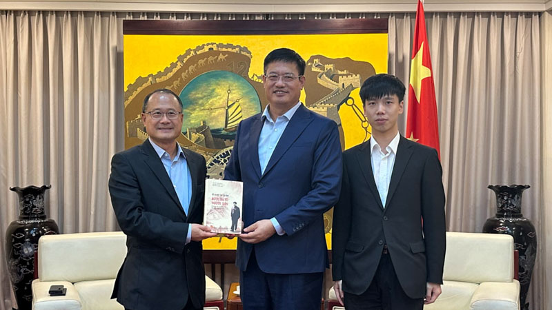 Chinese Consul General in Ho Chi Minh meets with Dr. Jonathan Choi.