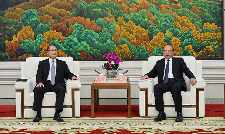 Xu Qin, Secretary of the Heilongjiang Provincial Party Committee, meets with  Jonathan Choi.