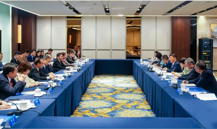 Liu Xiaoming, Governor of Hainan Province, meets with Dr.Jonathan Choi, Chairman of the Alliance, in Haikou. Liu Xiaoming, Governor of Hainan Province, meets with Dr.Jonathan Choi, Chairman of the Alliance, in Haikou.