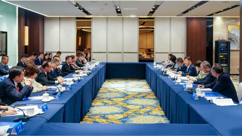 海南省省长刘小明会见联盟主席蔡冠深