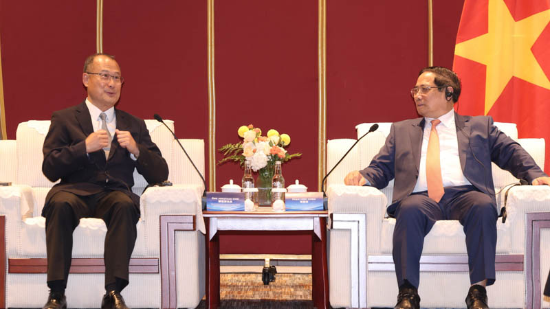 Vietnamese Prime Minister Pham Minh Chinh Meets Dr. Jonathan Choi in Tianjin, Hopes to Promote China-Vietnam Cooperation in Multiple Fields.