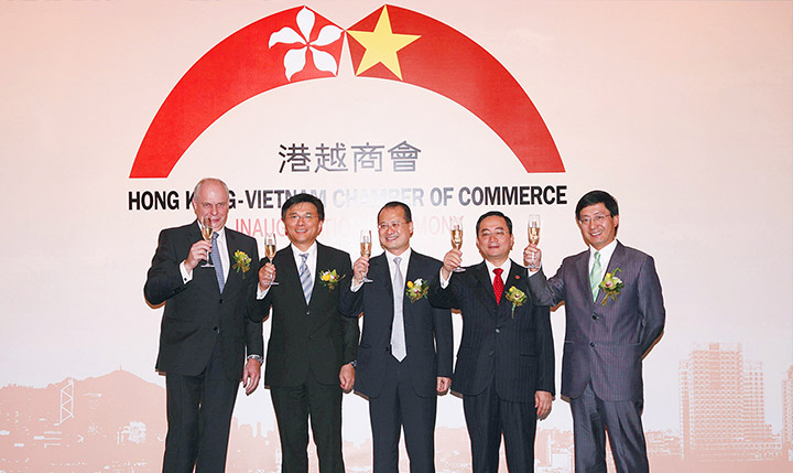 Dr. Jonathan Choi initiated the establishment of the Hong Kong-Vietnam Chamber of Commerce. Dr. Jonathan Choi initiated the establishment of the Hong Kong-Vietnam Chamber of Commerce.